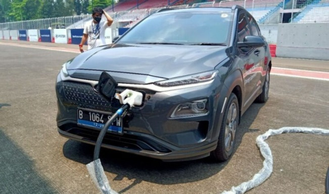 Charging mobil listrik. [Ist]